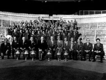 Santiago Bernabéu posando junto a los miembros de la junta directiva y jugadores con las seis copas de europa y una intercontinental