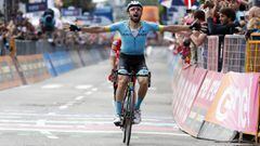 Dario Cataldo celebra su victoria en la 15&ordf; etapa del Giro de Italia 2019 con llegada a Como.