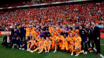 Las futbolistas de Países Bajos posan con su afición tras el triunfo ante Finlandia antes de viajar a la Eurocopa de Inglaterra.