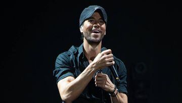 Enrique Iglesias sonriendo durante su concierto del 19 de octubre de 2019 en el O2 Arena de Londres, Inglaterra