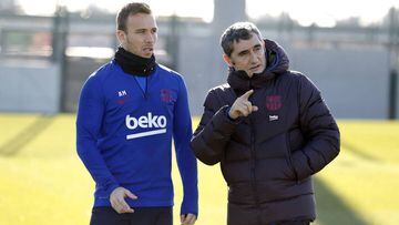 Arthur y Valverde, en un entrenamiento con el Barcelona.
