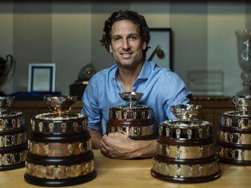 Feliciano López posa para AS en su casa, con sus cinco Ensaladeras de campeón de la Copa Davis.