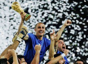 ‘Il Capitano’ comandó a la Selección Italiana para lograr el campeonato Mundial en Alemania 2006. Central de la Juventus y Real Madrid, fue galardonado como el mejor futbolista del planeta en aquel año, con el Balón de Oro y el FIFA World Player.