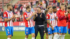Los jugadores del Girona celebran una victoria con el entrenador, Míchel, en Montilivi.