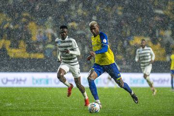 Talisca (R) of Al Nassr in action during the Saudi Pro League