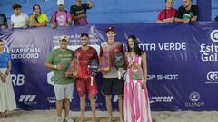 El tenista español Antomi Ramos posa con el trofeo de subcampeón del BT 400 de Marechal Deodoro.