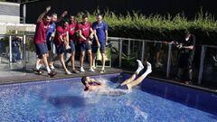 Nikola Mirotic, lanzado a la piscina del hotel en Valencia tras recibir el premio de MVP.