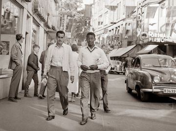 Un Pelé de 17 años y Zito, compañero en Brasil y en Santos, caminan por las calles de Suecia durante la Copa del Mundo de 1958.