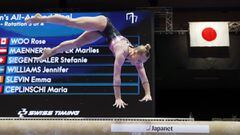 La gimnasta rusa Angelina Melnikova compite en la rotaci&oacute;n de barra durante el concurso completo femenino de los Mundiales de Gimnasia Art&iacute;stica de Kitakyushu (Jap&oacute;n).