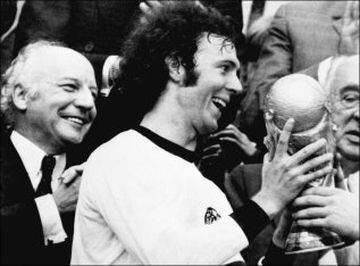 El ‘Kaiser’, acaso el mejor defensa de todos los tiempos, redefinió la posición y la noción de liderazgo en el fútbol. No sólo era infranqueable, su elegancia y claridad para salir con el balón controlado marcaron al fútbol mundial. Es, junto a Mario Zagallo, una de las dos personas que ganó la Copa del Mundo como jugador (1974) y entrenador (1990). Además, siempre con la cinta de capitán, alzó cinco títulos de la Bundesliga de Alemania y tres Copas de Europa consecutivas con el Bayern Múnich.