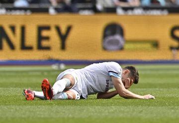 Ashley Westwood, jugador del Burnley, se lamenta tras sufrir una grave lesión.
