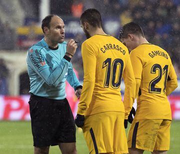 Referee, Mateu Lahoz and Carrasco.