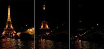 La Torre Eiffel de París durante la Hora del Planeta