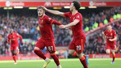Harvey Elliott y Diogo Jota, jugadores del Liverpool, celebran un gol anotado contra el Cardiff City en FA Cup.