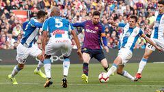 Soccer Football - La Liga Santander - FC Barcelona v Espanyol - Camp Nou, Barcelona, Spain - March 30, 2019  Barcelona&#039;s Lionel Messi in action with Espanyol&#039;s Victor Sanchez   REUTERS/Albert Gea