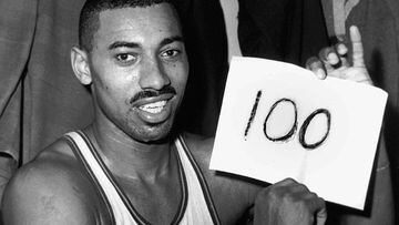 El día que Wilt Chamberlain se convirtió en una leyenda. El 2 de marzo de 1962, el mítico pívot anotó 100 puntos en el triunfo de Philadelphia 169-147 ante los Knicks. Tiempo después, Chamberlain recordaría que asistió a ese partido sin dormir y con resaca después de  una noche de juerga. El récord sigue vigente después de 57 años y no parece que nadie se acerque a derrumbarlo.
