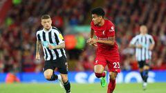 LIVERPOOL, ENGLAND - AUGUST 31: Kieran Trippier of Newcastle United marks Luis Diaz of Liverpool during the Premier League match between Liverpool FC and Newcastle United at Anfield on August 31, 2022 in Liverpool, England. (Photo by Alex Livesey/Getty Images)