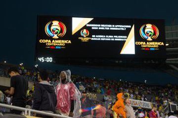 Bajo una fuerte lluvia que obligó a suspender el partido por dos horas, la Roja -sin el suspendido Vidal- derrotó sin problemas a Colombia.