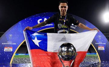 Fernández con el trofeo de la Copa Sudamericana, tras vencer a Sao Paulo. 