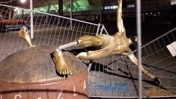 La estatua de Ibrahimovic, destrozada. 