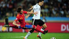 Xabi Alonso, en el partido de semifinales ante Alemania, en el Mundial de 2010 en Sudáfrica, intenta parar a Özil.