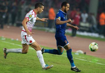 Wydad Casablanca's Abdelatif Noussir (L) vies for the ball against Al-Ahly's Walid Soliman during the CAF Champions League final football match between Egypt's Al-Ahly and Morocco's Wydad Casablanca on November 4, 2017, at Mohamed V Stadium in Casablanca.
