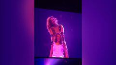Carli Lloyd en el escenario junto a Jennifer Lopez