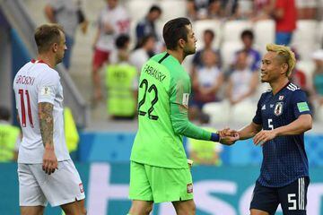 Poland goalkeeper Lukasz Fabianski (centre) shakes hands with Japan defender Yuto Nagatomo after the sides' World Cup Group H clash on Thursday.