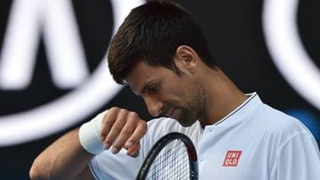 Novak Djokovic se lamenta tras un punto durante su partido con Denis Istomin en segunda ronda del Australia Open.