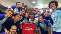 La visita de Reinildo alegró el entrenamiento del Atlético