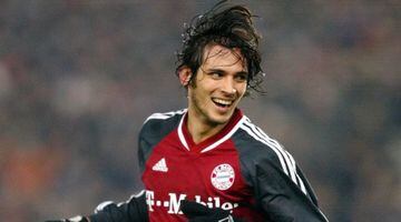 El futbolista paraguayo llegó en el 2000 al Bayern Múnich y se mantuvo en Alemania por 7 temporadas, en las que marcó 53 goles, además de conseguir 11 títulos con los bávaros.