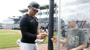 Mar 16, 2022; Tampa, FL, USA; New York Yankees first baseman Luke Voit (59) signs autographs for a fan during spring training practice at George M Steinbrenner Field. Mandatory Credit: Kim Klement-USA TODAY Sports