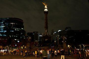 El Ángel de la Independencia" en Ciudad de México durante la Hora del Planeta