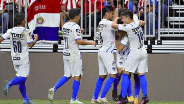 Jugadores de Monterrey festejan gol en un amistoso contra Chivas