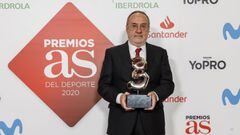Alfredo Rela&ntilde;o recogi&oacute; el Premio AS Leyenda en nombre de la familia de Michael Robinson.