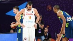 CORRIGE GU&Iacute;A - TUR40 - ESTAMBUL (TURQU&Iacute;A), 14/9/2017.- Marc Gasol (c) de Espa&ntilde;a reacciona en el juego ante Eslovenia hoy, jueves 14 de septiembre de 2017, durante su juego de la semi final de Eurobasket 2017, en Estambul (Turqu&iacute;a). EFE/TOLGA BOZOGLU