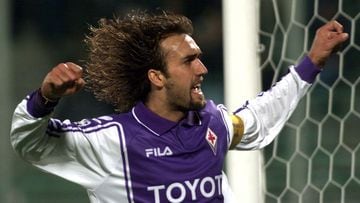 Batistuta celebra un gol con la Fiorentina ante el Girondins de Burdeos. 
