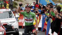 El ciclista del UAE Emirates Tadej Pogacar celebra su victoria en la Plataforma de Gredos en la 20&ordf; etapa de la Vuelta a Espa&ntilde;a 2019.