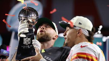 Glendale (United States), 12/02/2023.- Kansas City Chiefs quarterback Patrick Mahomes (R) and tight end Travis Kelce (L) hoist the Vince Lombardi Trophy after defeating the Philadelphia Eagles in Super Bowl LVII between the AFC champion Kansas City Chiefs and the NFC champion Philadelphia Eagles at State Farm Stadium in Glendale, Arizona, 12 February 2023. The annual Super Bowl is the Championship game of the NFL between the AFC Champion and the NFC Champion and has been held every year since January of 1967. (Estados Unidos, Filadelfia) EFE/EPA/CAROLINE BREHMAN
