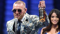 Conor McGregor se dirige a los medios con una botella de whisky de su marca Notorious tras perder en su combate de boxeo ante Floyd Mayweather Jr.