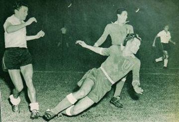 En 1959 se inicia la rivalidad entre Colo Colo y la U, luego que los azules le ganaran la definición del título a los albos en un duelo extra por 2-1. 