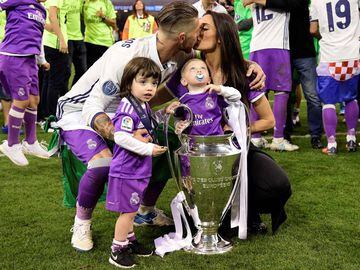 Real Madrid captain Sergio Ramos, his wife Pilar Rubio and their sons Sergio and Marco pose with the trophy after Real Madrid won the UEFA Champions League final football match between Juventus and Real Madrid at The Principality Stadium in Cardiff, south Wales, on June 3, 2017. / AFP PHOTO / JAVIER SORIANO