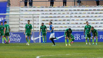 Los jugadores del Depor, abatidos tras el empate del San Fernando en el último minuto.