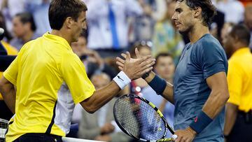 Los tenistas españoles Tommy Robredo y Rafa Nadal se saludan tras su partido de cuartos de final del US Open 2013.
