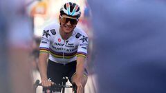 El ciclista belga y campeón del mundo de ciclismo Remco Evenepoel compite durante la Binche-Chimay-Binche.