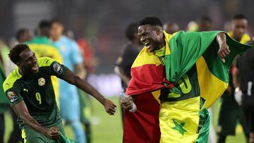 Mamadou Loum celebra la Copa de &Aacute;frica con Senegal.