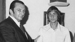 Agustí Montal da la bienvenida al Barcelona a Johan Cruyff.