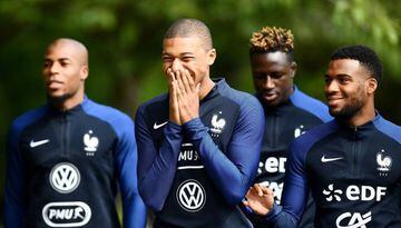 France's forward Kylian Mbappe (C) laughs before a training session in Clairefontaine-en-Yvelines on May 30, 2017.  Team France prepares for the friendly football match against Paraguay to be held on June 2 and World Cup qualifier against Sweden on June 9.