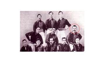 Alfonso Albéniz es el primer caso registrado de un jugador que vistió ambas camisetas, pasó del Barcelona al Real Madrid en 1902. 