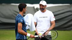Novak Djokovic, junto a Goran Ivanisevic en un entrenamiento durante el torneo de Wimbledon de 2019.